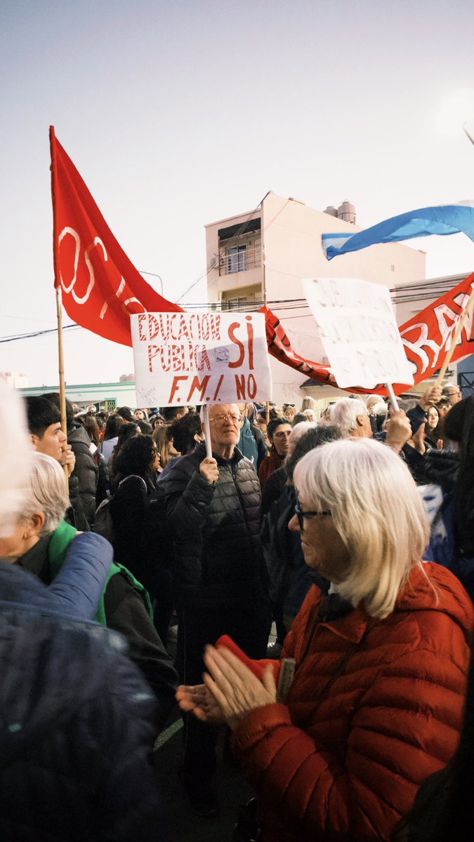 vallesejuan's tweet photo. Más de 10.000 personas en la marcha en Bahía defendiendo la educación pública. Acá unos que la ven: https://t.co/4UVyl2tZuA