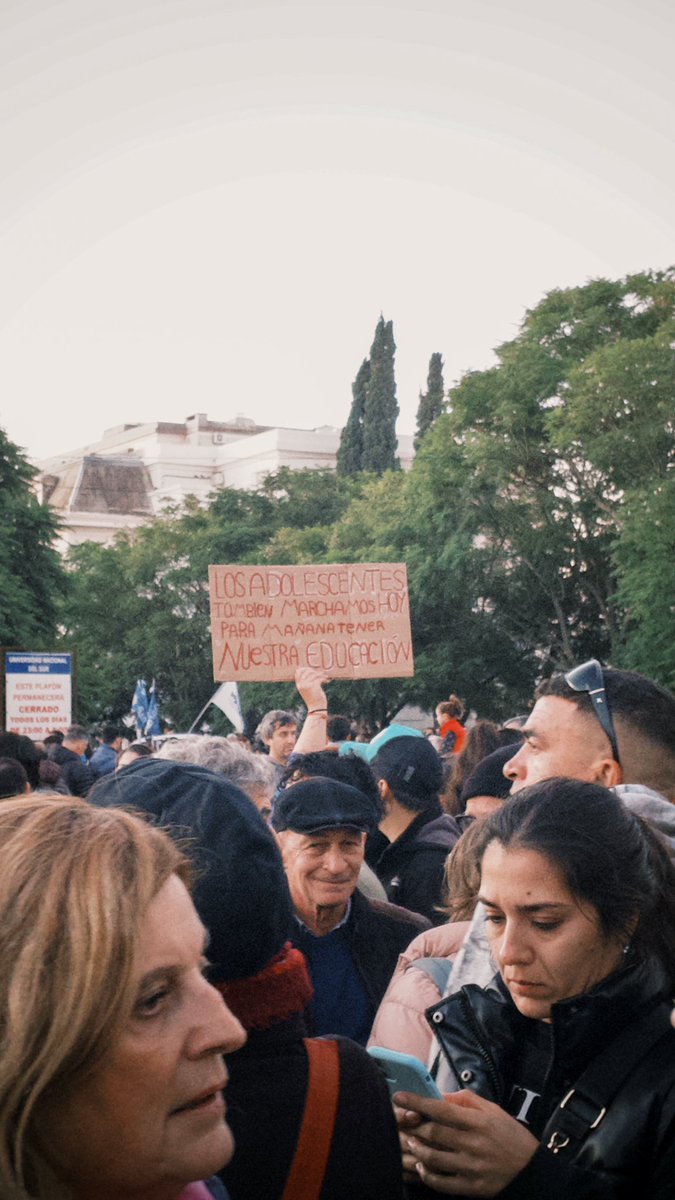 vallesejuan's tweet photo. Más de 10.000 personas en la marcha en Bahía defendiendo la educación pública. Acá unos que la ven: https://t.co/4UVyl2tZuA