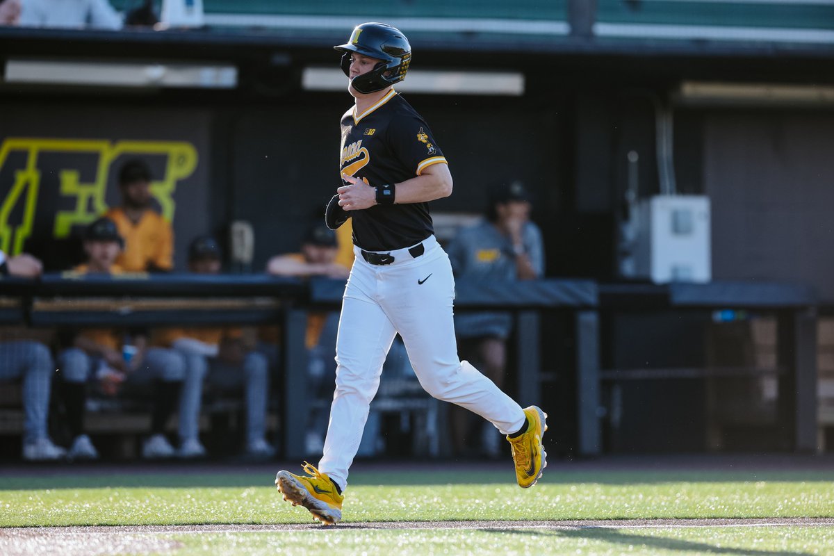 Just like that, the #Hawkeyes are 𝗼𝗻 🔝 @rmoore_03 walks with bases loaded scoring @Petersen11Sam followed by @Domiraider1 scoring on a fielders choice! B1 | Iowa 2, Milwaukee 1