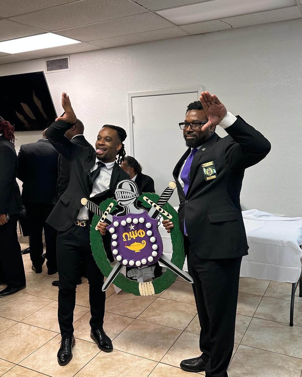 's tweet image. Shout to my dawg KD for becoming a new brother of Omega Psi Phi! #duece #theybelovingtheQues! 💛💜