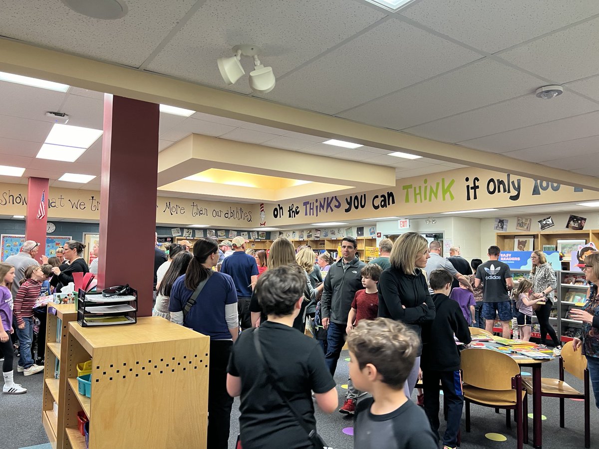 amcfarlandmp's tweet photo. Very busy night for our Specialist Showcase and Family Night for our Book Fair! ⁦@MPTimberwolves⁩ https://t.co/Uj9mGUnGIc