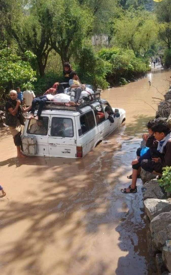 للعام التاسع أبناء تعز يعانون من الحصار الذي تفرضه المليشيات الحوثية، وتتضاعف معاناتهم خلال موسم الأمطار نتيجة توقف الطرق أو  ارتفاع درجة مخاطر المرور فيها، والصورة لطريق الأقروض المنفذ الرئيس لمحافظة تعز، صباح يوم أمس وبعد ساعات انقطعت تماماً بسبب السيول.