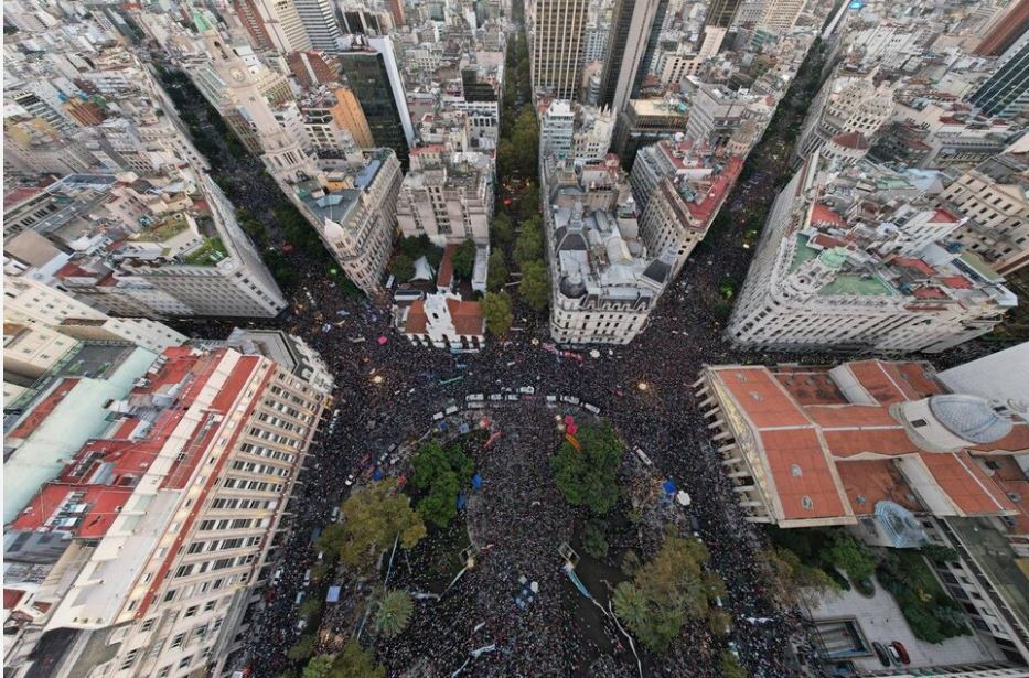 Más de medio millón de personas salieron a las calles en defensa de la universidad pública en la ciudad de Buenos Aires. La ciencia y la U. están amenazadas por el gobierno de Javier Milei. pagina12.com.ar/731018-marcha-…