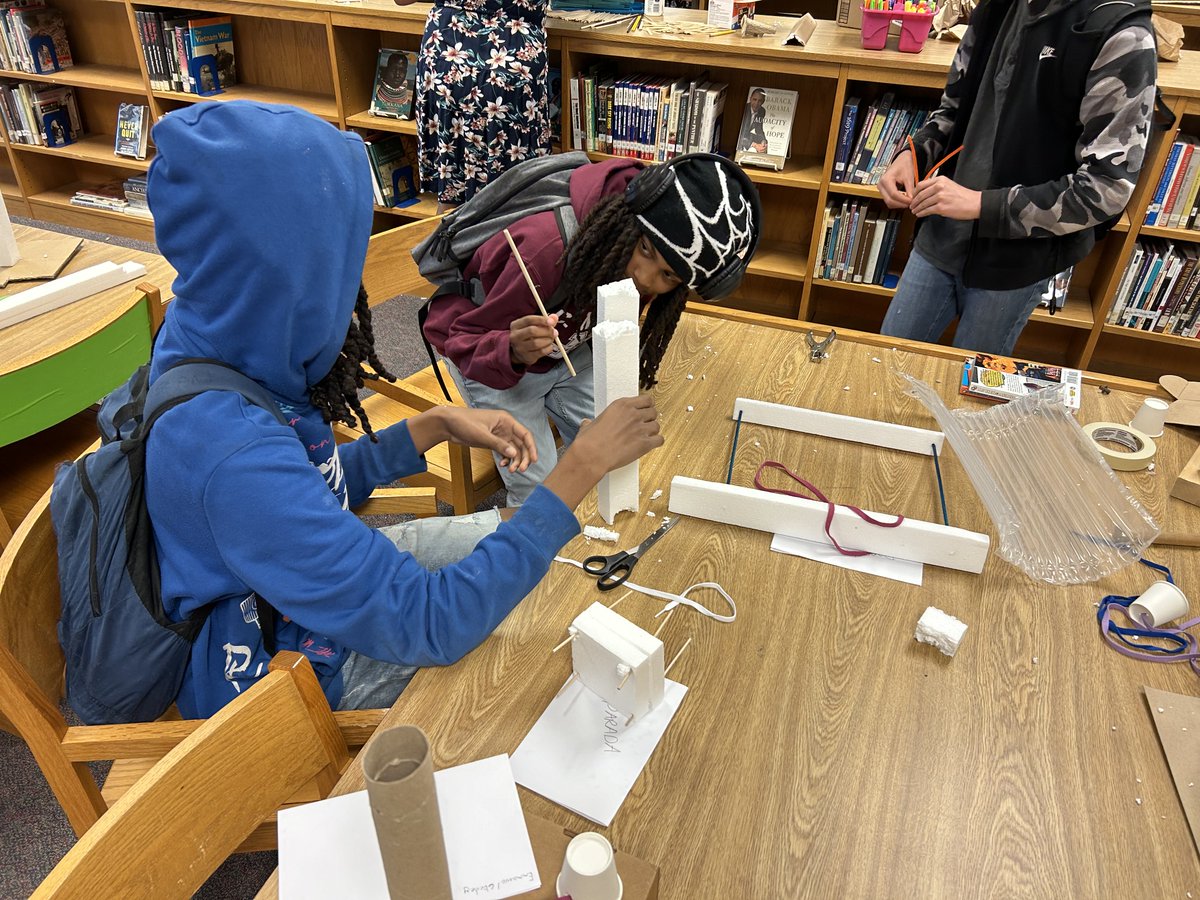 ICNorcomHigh's tweet photo. This year, our library’s community read is rising to new heights!  Our Greyhounds are reading Jason Reynolds’ Long Way Down!  As the story takes place on an elevator, students created life-sized and miniature replicas out of recycled materials to kick off our competition! https://t.co/TCGIrXRJNB