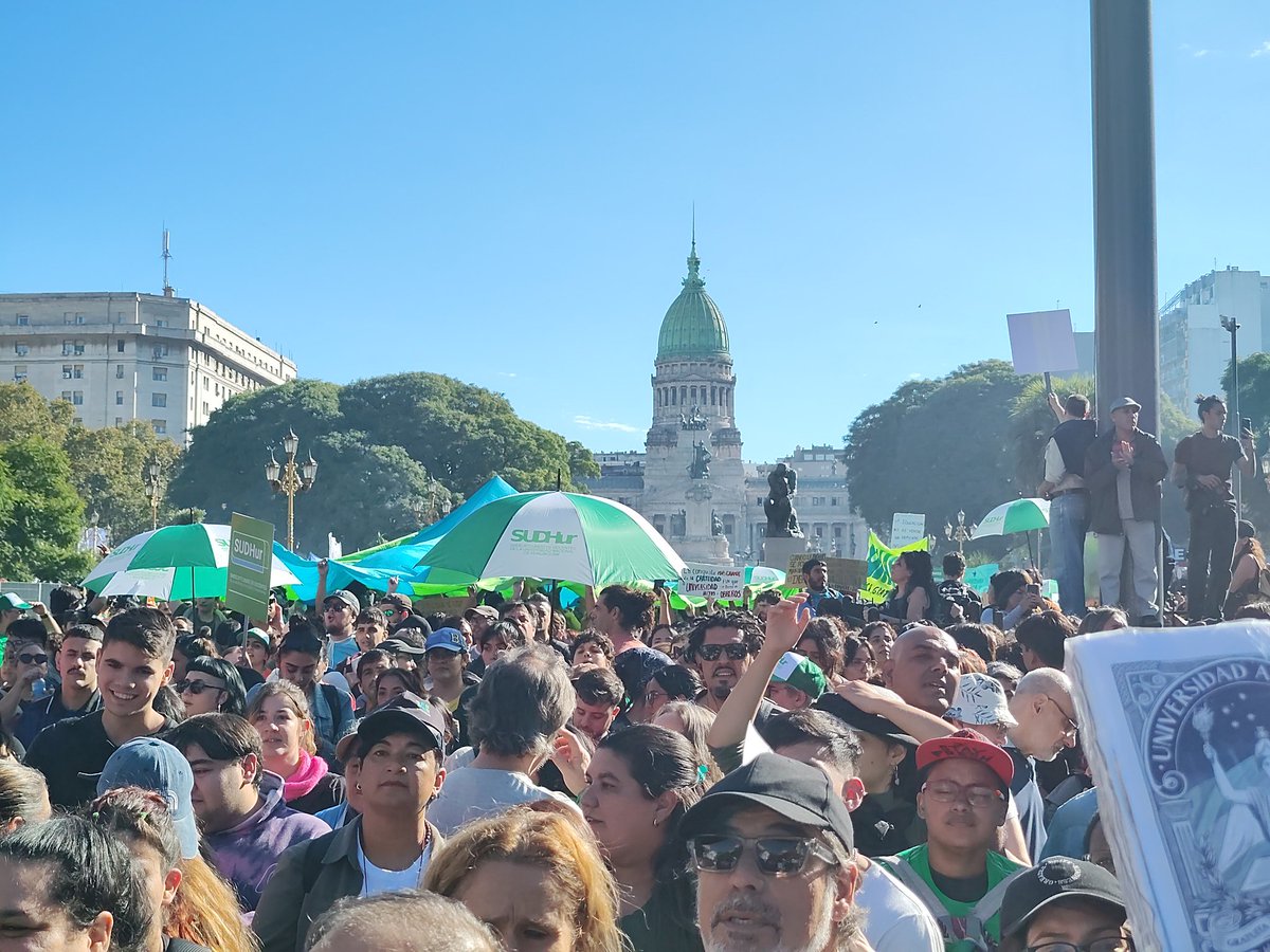 Imposible apagar tanto fuego!
Viva la universidad 

#SinUniversidadNoHayFuturo