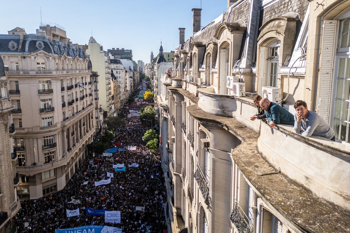 Inconmensurable Marcha a favor de la Educación  Publica Argentina.