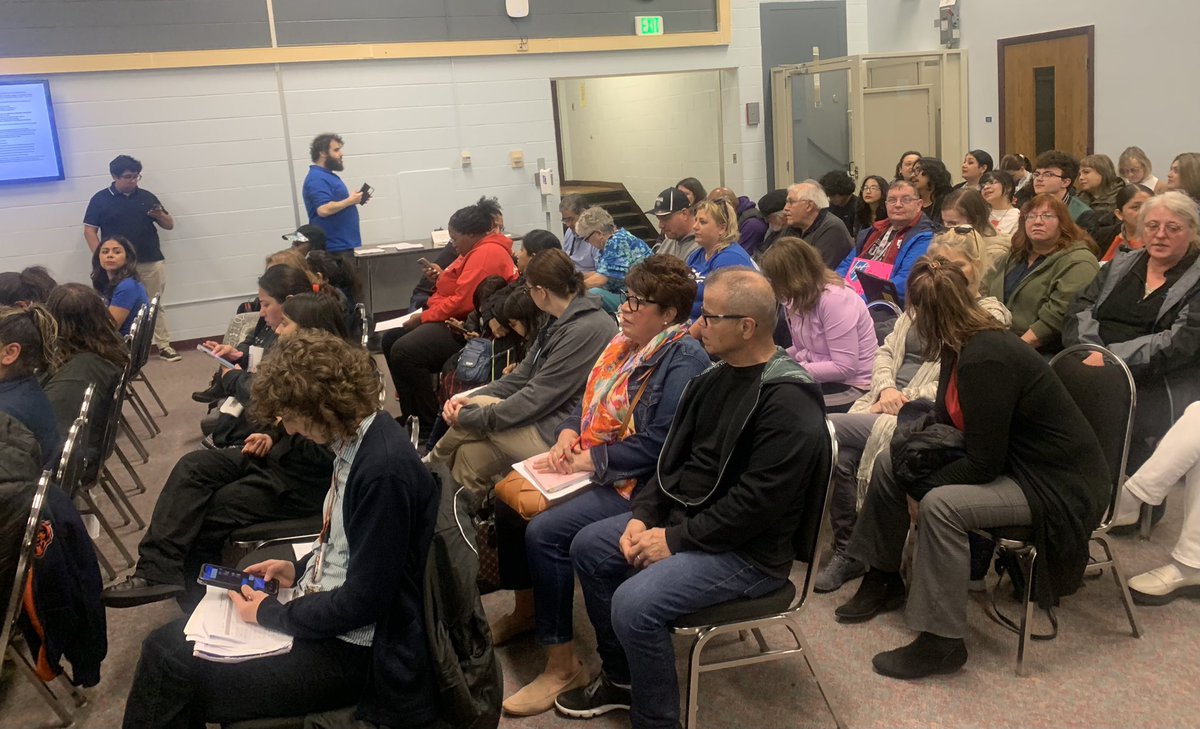 Here we go. @HTF394, families, staff packing the house for the SCH board meeting. This is not going be fun. Not even a little bit. #teacherlife #nwindiana