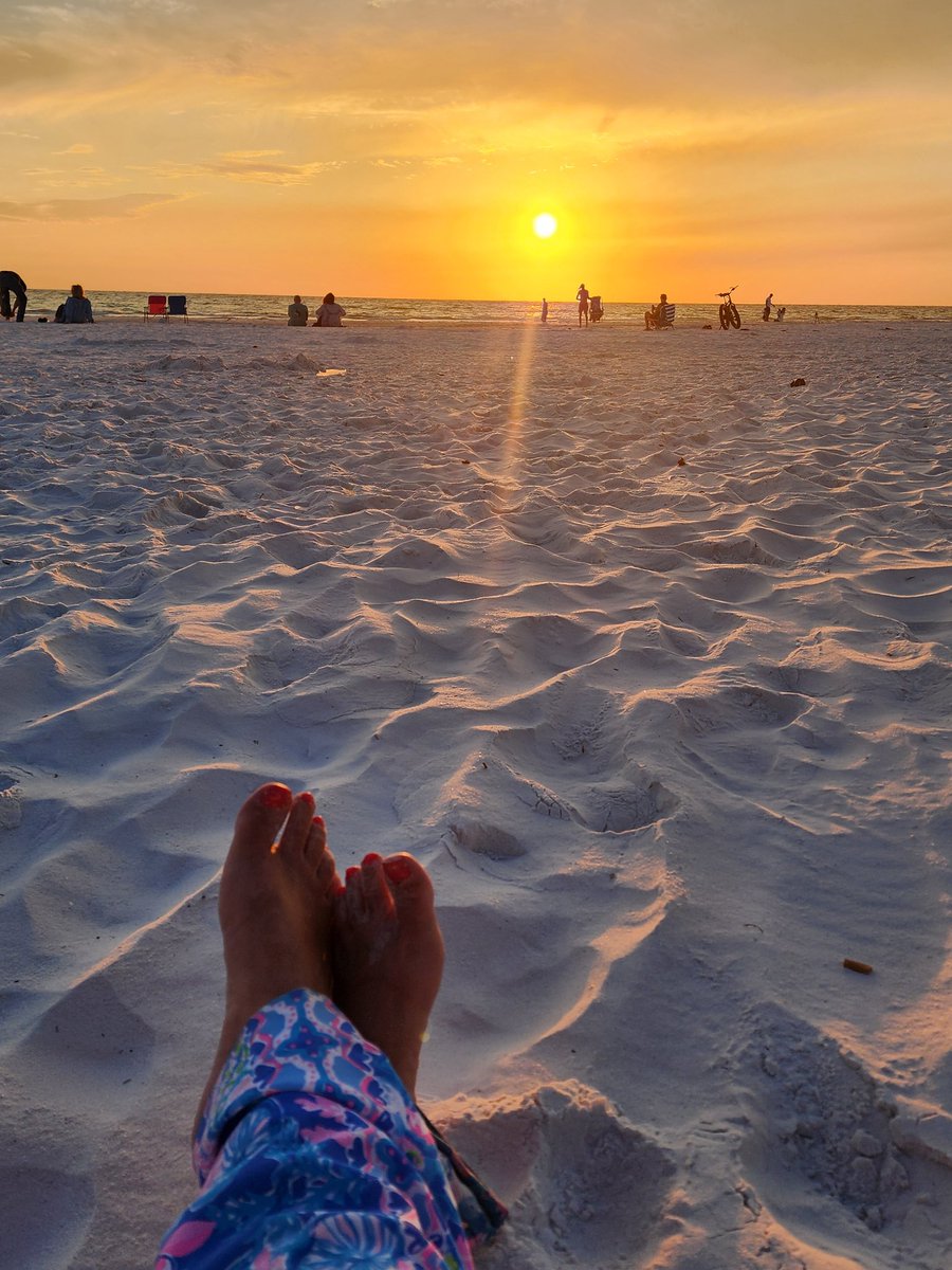 MoonHourSocial's tweet photo. Once you feel the sand between your toes... you'll never want to leave!! #VACATION #SIESTAKEYFL https://t.co/tbokgoRNrE