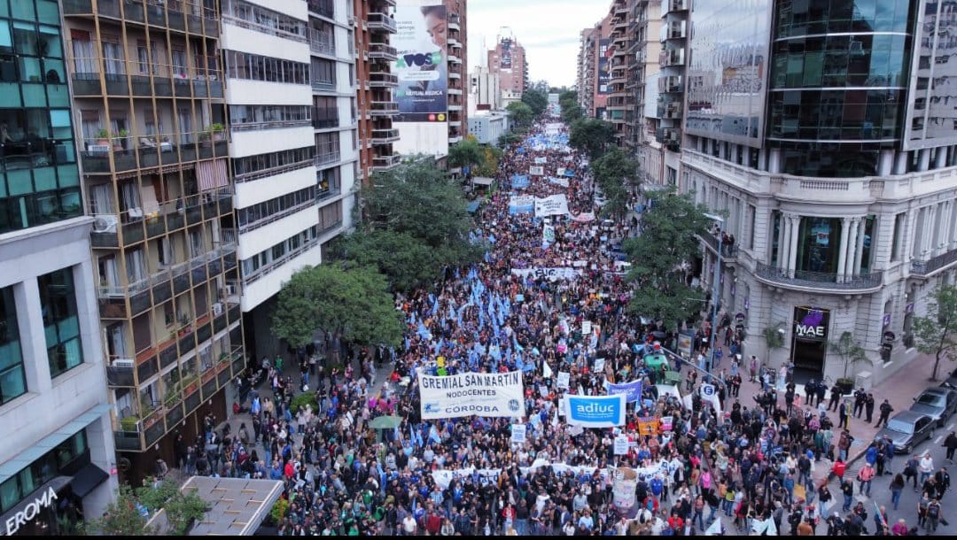 Abro hilo de fotos y videos de la Marcha Federal Universitaria en las distintas provincias y ciudades del interior porque un pobre libertario puso que eran solo porteños y me hizo reír una banda. Empiezo por Córdoba 👁️👁️