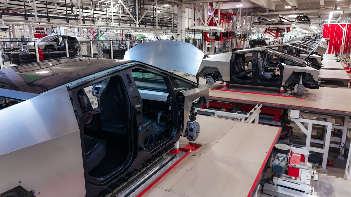 Tesla's tweet image. Q1 2024 Shareholder Update → ir.tesla.com

— Highlights

While many are pulling back on their investments in EVs, we are investing in future growth. This includes our AI programs, production capacity, Supercharger &amp;amp; service networks as well as new products…