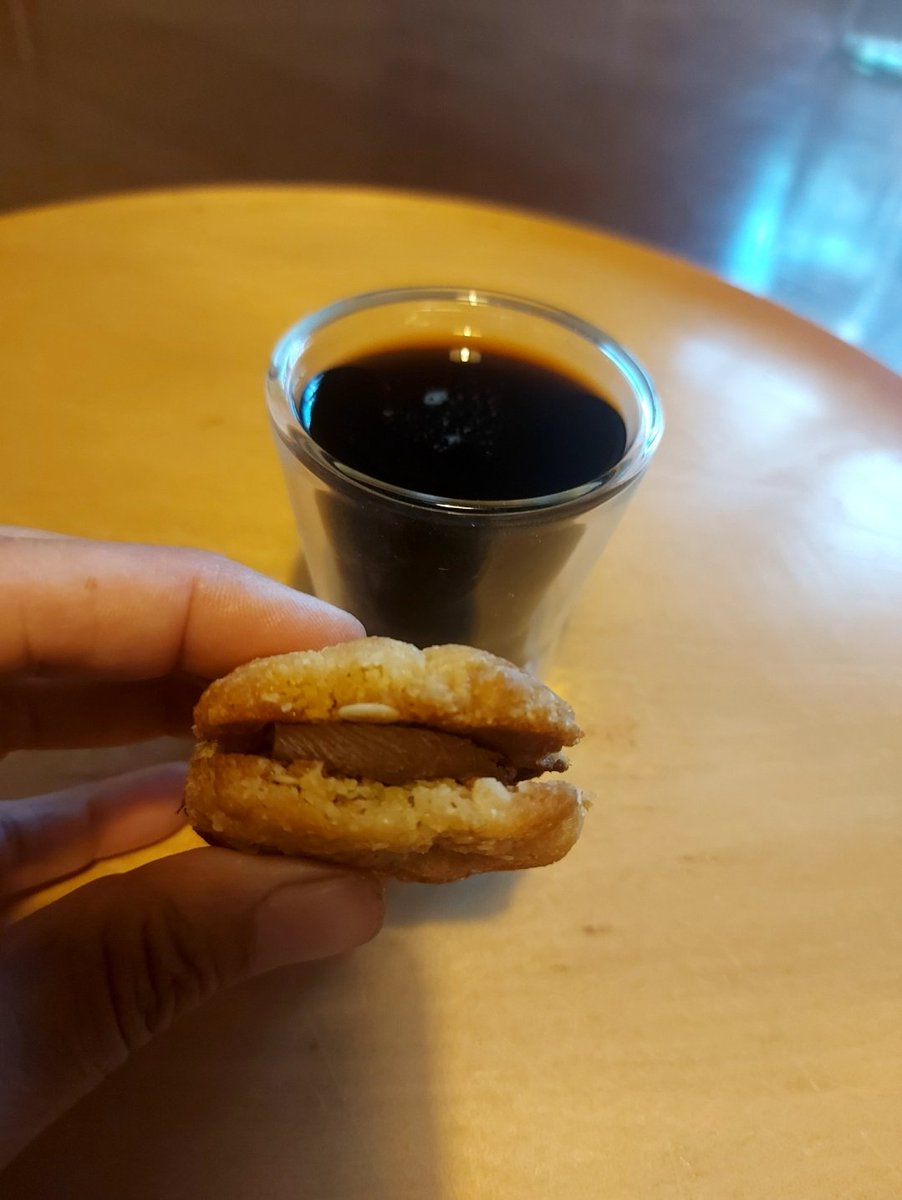 crazythainame's tweet photo. Perfect little snack after my plasma donation. The Lagavulin Offerman charred oak cask tastes great in the ganache! Thanks to @thewhiskyclubau for the recipe.
#ANZACDay #ANZACbiscuit #whiskyganache #getemwhiletheylast https://t.co/hWj8v1I4Et