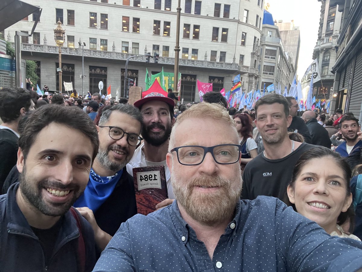 Defendiendo la educación pública y la ciencia con mi equipo. Sin la educación pública hubiera sido imposible transitar este camino de descubrimientos y nuevas tecnologías. Muy emocionado de ver tanta tanta gente