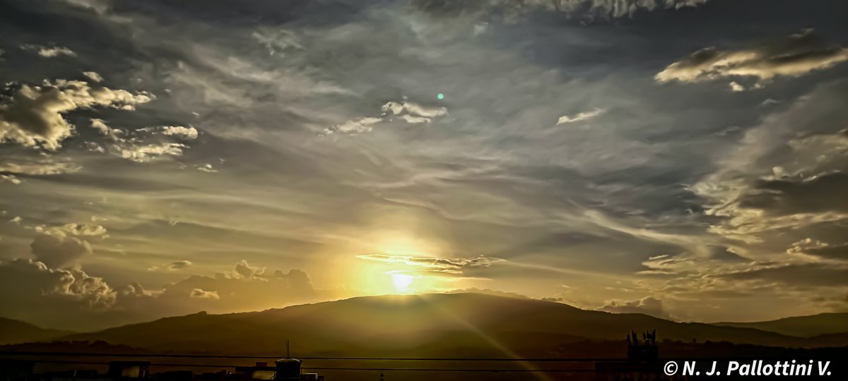 Atardecer del martes.

San Cristóbal - Venezuela.
@Meteovargas #sancristobal #Tachira #Venezuela #sunset #instagood #postal #Travel #photograghy #photographer