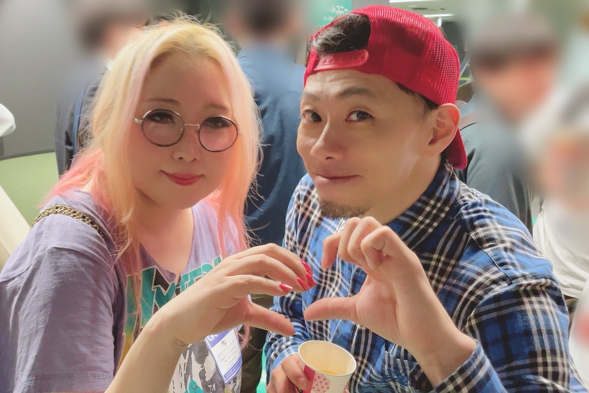 ムラトミさんと写真撮ったら後ろに高速ゾマさん写ってて、ゾマさんと写真撮ったら後ろにDRAGONさん写ってました😆
みなさん仲良しでほっこり😊#rablive 
#リアルアキバボーイズ武道館 おめでとうございます🌟楽しみです‼️今後もいっぱいレポ漫画描きますので皆様お楽しみに🎉🥳🎊 