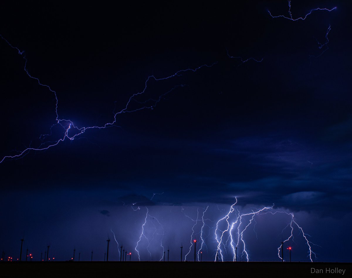 A thunderstorm near Roscoe TX produced a prolific lightning display on Tuesday evening... 🌩️