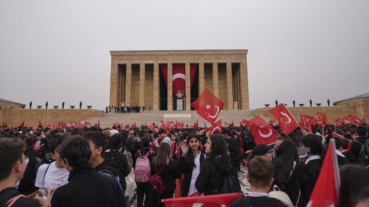 23 Nisan'da Anıtkabir'e ziyaretçi akını: Yüzbinlerce kişi geldi! yerelingundemi.com/gundem/168760/…