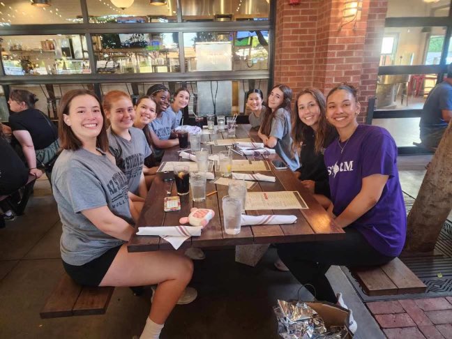 15M had a last team dinner last night to celebrate their season! Coach Maddy and Coach Jayden are so proud of all their hard work this season! 💜💜⚡️