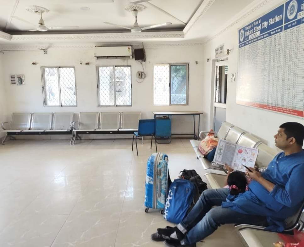 Provision of clean Waiting Room with Air Conditioning facility to enhance the comfort for the passengers. At Bokaro Steel City station, South Eastern Railway #ser #IndianRailways