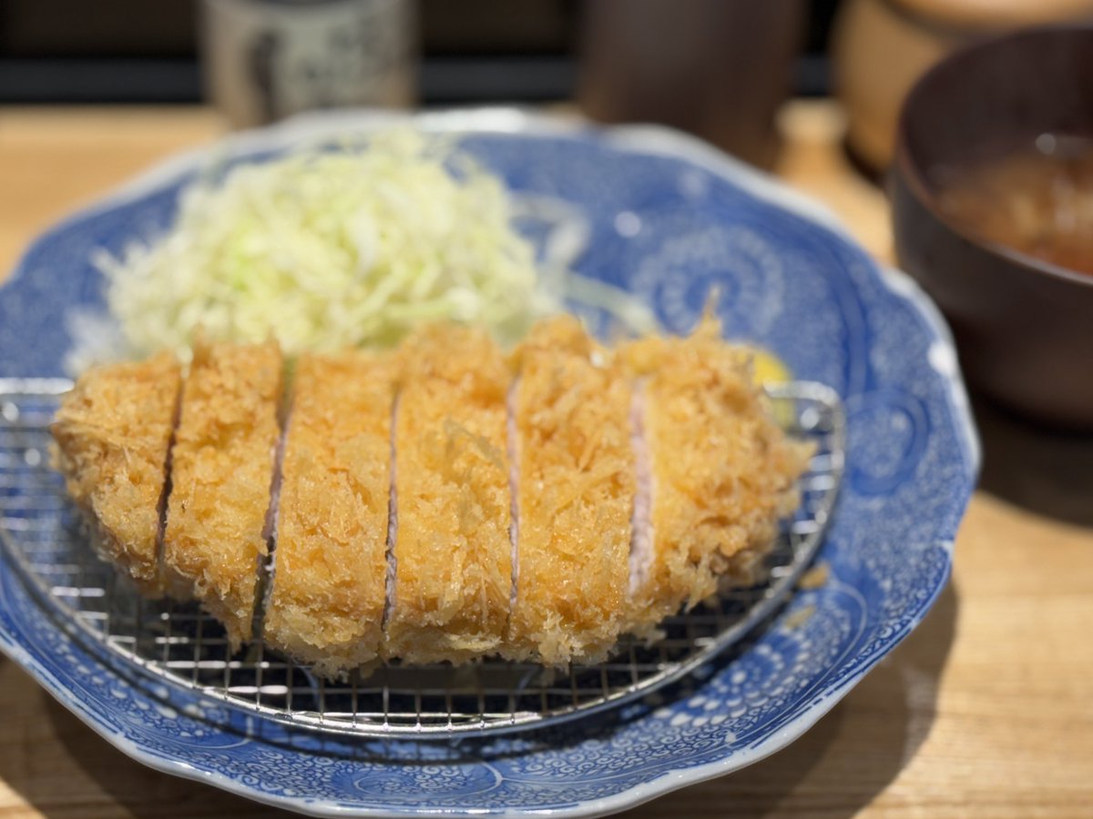 過日のランチ、青山でとんかつ🐷 土日月が定休日で、ランチ営業のみとハードルが高く、やっと伺えました。軽やかで美味しい…👏🏻 故に欲を言えばウスターソースで食べたい。 とんかつ 七井戸 maps.app.goo.gl/n4CNrXTPyis9vn…