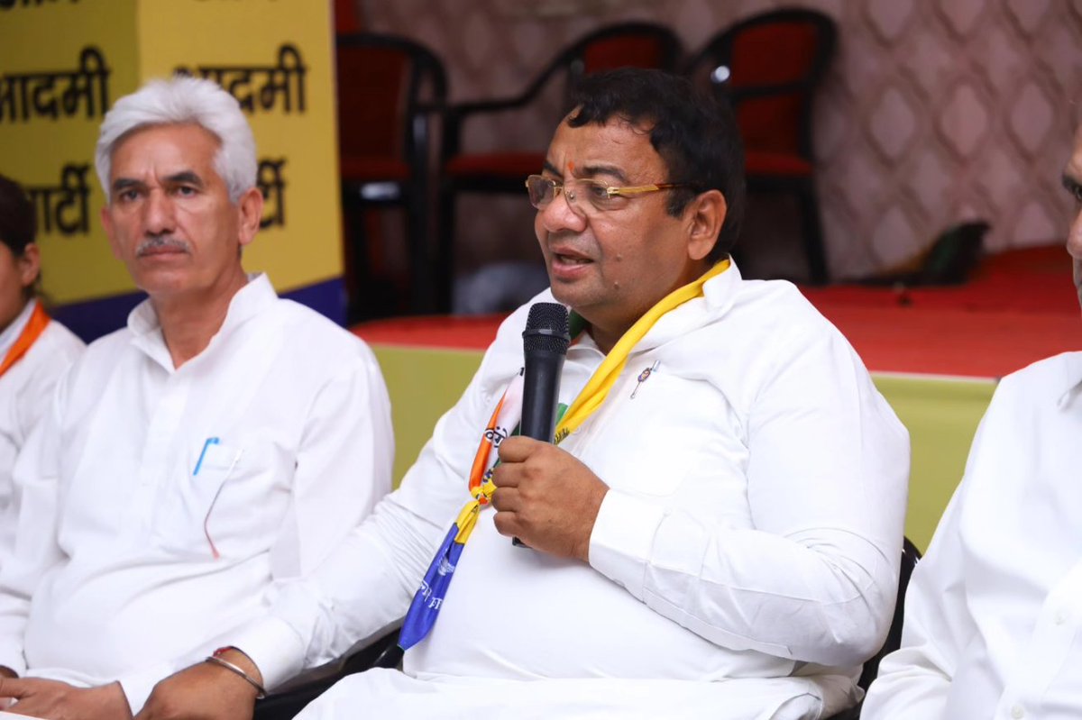 DrSushilKrGupta's tweet photo. कुरुक्षेत्र लोकसभा क्षेत्र के कैथल चुनाव कार्यालय में श्री पार्टी कार्यकर्ताओं के साथ बैठक कर आगे की रणनीति पर चर्चा की

बैठक में मौजूद सभी ऊर्जावान साथियों से जनसंपर्क एवं प्रचार अभियान को और ताकत से चलाने की अपील की।

बदलेंगे कुरुक्षेत्र-बदलेंगे हरियाणा
इब्बकै INDIA को जिताणा 🇮🇳🇮🇳

#AamAadmiParty  #AapHaryana #LokSabhaElection2024  #Kurukshetra #KurukshetraLokSabha  #INDIA #IndiaGathbandhan  #IndiaAlliance #BadlengeKurukshetraBadlengeHaryana
#ShushilGupta  #SushilKumarGupta #DrSushilGupta  #DrSushilKumarGupta
#IbbakkayIndiaKoHaiJitana
#DrSushil4Kurukshetra