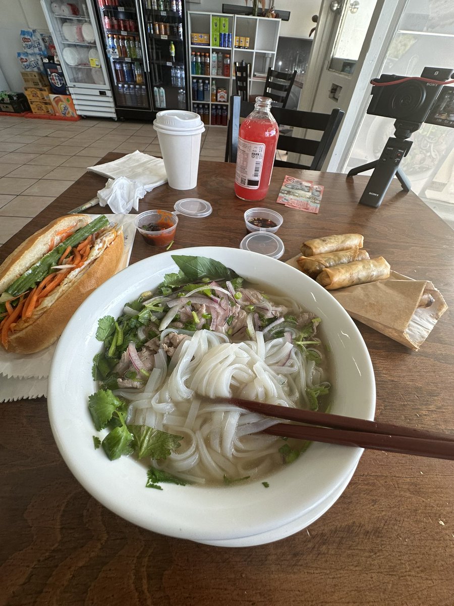 Vietnamese wow! 🤩 

The most delicious 🍲 pho and banh mi  in Melbourne 🇻🇳 give the 🍔 a break 😂 

#bosslessnomad #vietnam #pho #banhmi #Melbourne #victoria #australia 🇻🇳🇦🇺🦘🐨🌊🏝️🏖️