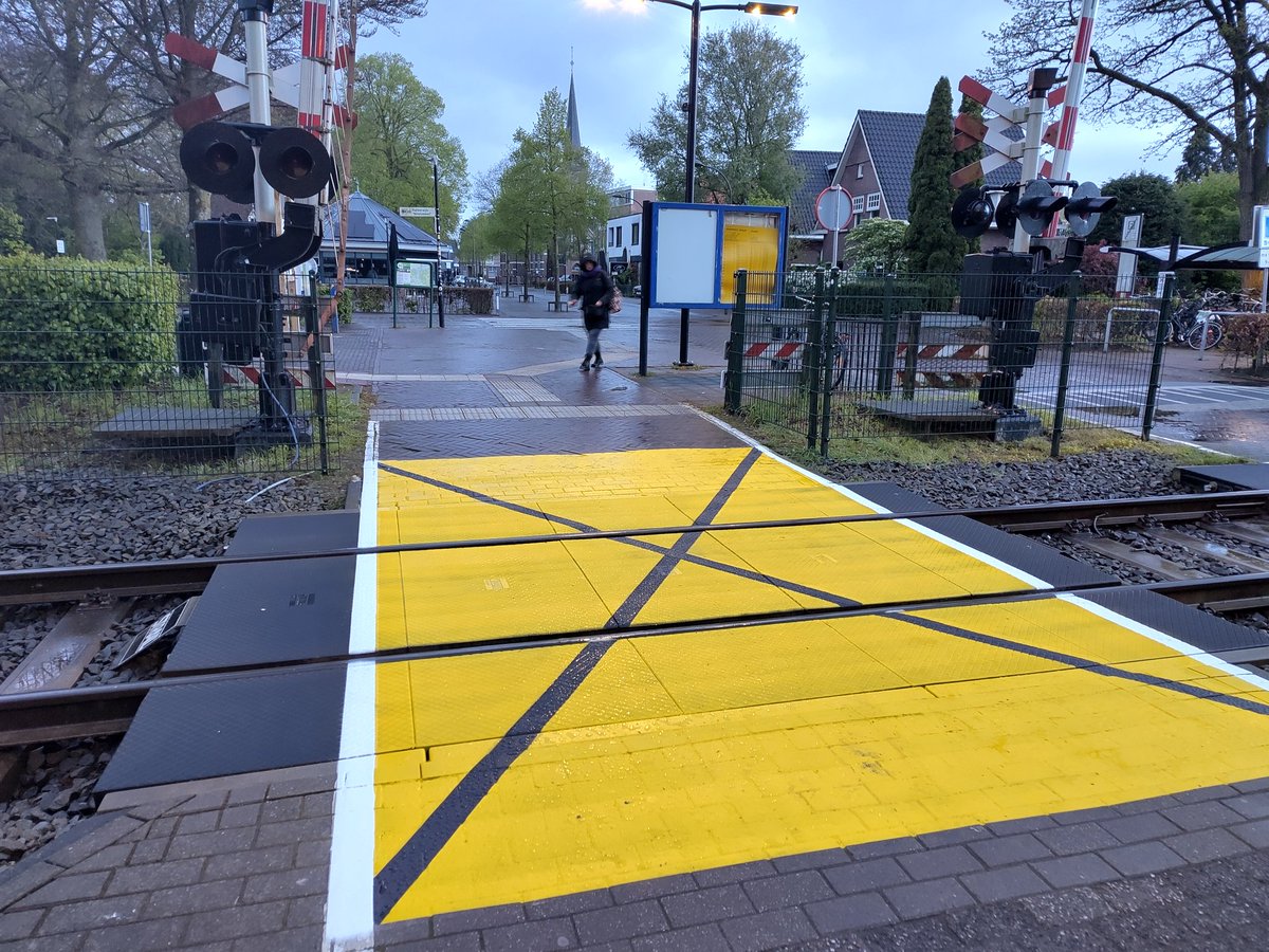 Beste <a href="/NS_online/">NS online</a> en heel (kunst)zinnig die gele verf bij station #ermelo. Wordt dat niet glad? Glijdende reizigers! 
Bij <a href="/fietsersbond/">Fietsersbond</a> weten we dat dit beter kan. Bijvoorbeeld: fietsersbond.nl/vriend-van-de-…