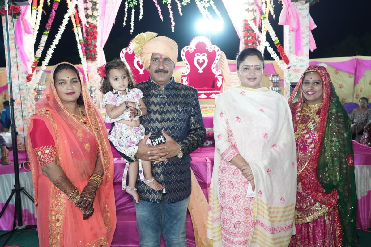 PoonambenMaadam's tweet photo. જામનગરના વસઈ ખાતે સરપંચ શ્રી ઘનશ્યામસિંહ જાડેજાના સુપુત્ર ચિ. કરણરાજસિંહ ના લગ્નપ્રસંગે ઉપસ્થિત રહી નવદંપતીને સુખી દાંપત્યજીવનના આશીર્વચન પાઠવ્યાં. https://t.co/q5gv12ZPAm