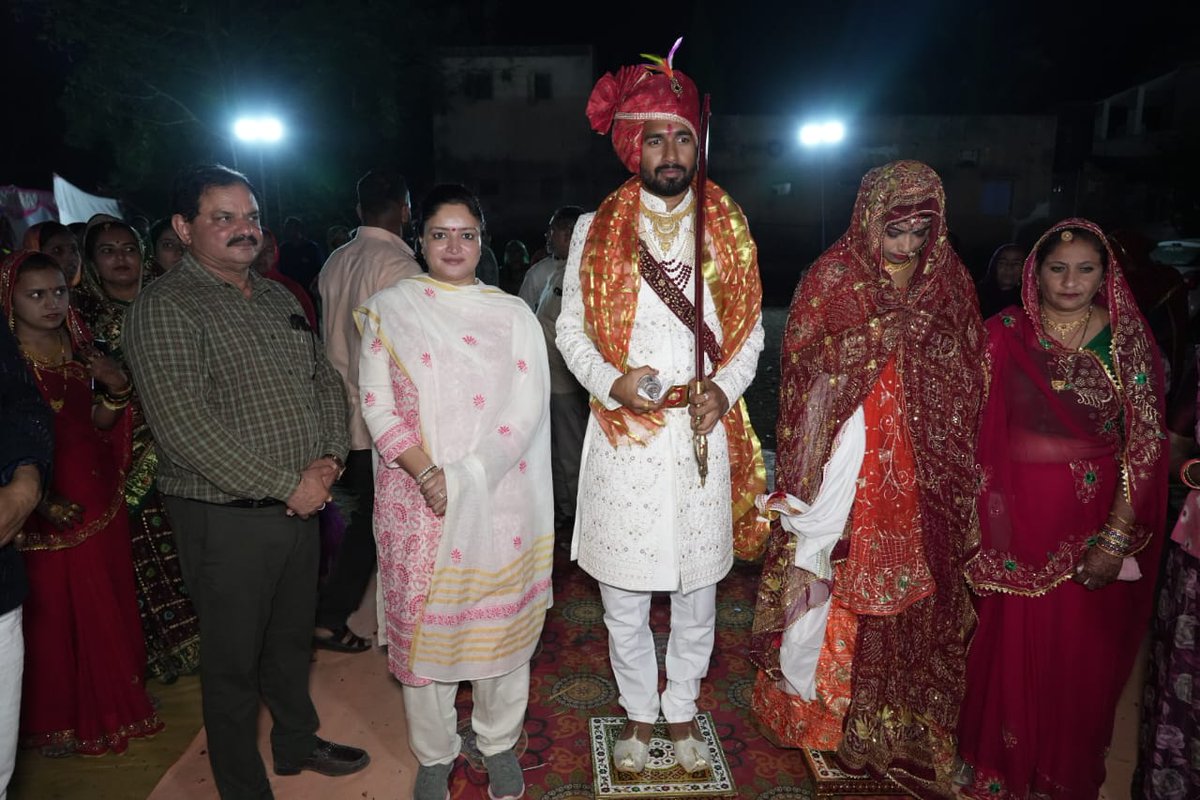 PoonambenMaadam's tweet photo. જામનગરના વસઈ ખાતે સરપંચ શ્રી ઘનશ્યામસિંહ જાડેજાના સુપુત્ર ચિ. કરણરાજસિંહ ના લગ્નપ્રસંગે ઉપસ્થિત રહી નવદંપતીને સુખી દાંપત્યજીવનના આશીર્વચન પાઠવ્યાં. https://t.co/q5gv12ZPAm