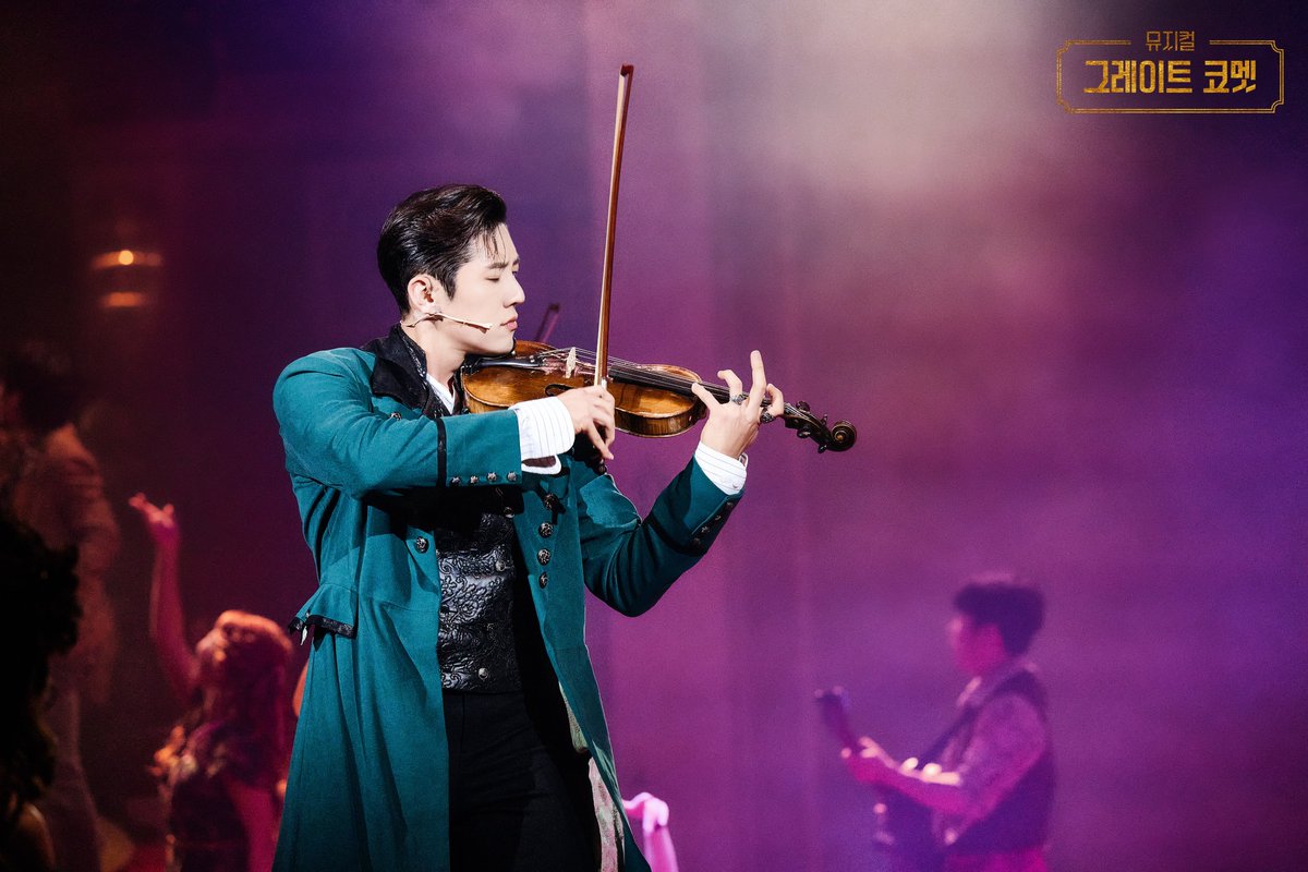 shownote's tweet photo. ｜공연사진｜#그레이트코멧

𝐌𝐔𝐒𝐈𝐂𝐀𝐋 𝐓𝐇𝐄 𝐆𝐑𝐄𝐀𝐓 𝐂𝐎𝐌𝐄𝐓

𝐀𝐍𝐀𝐓𝐎𝐋𝐄 | 아나톨
#고은성 #정택운 #셔누

뮤지컬 <그레이트 코멧>
2024.03.26-06.16
유니버설아트센터 https://t.co/nTCIuW9LPg