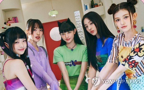 kvibe_yonhap's tweet photo. NewJeans on Verge of Crucial Decision: Min Hee-jin or Hybe?

#뉴진스 #민희진 #버니즈 #하이브 #어도어 #Hybe_Ador #MinHeeJin #NewJeans #NewJeansBubblegum #newjeanscomeback 

https://t.co/jhu3DJCWmd https://t.co/aksZ3RJmL0