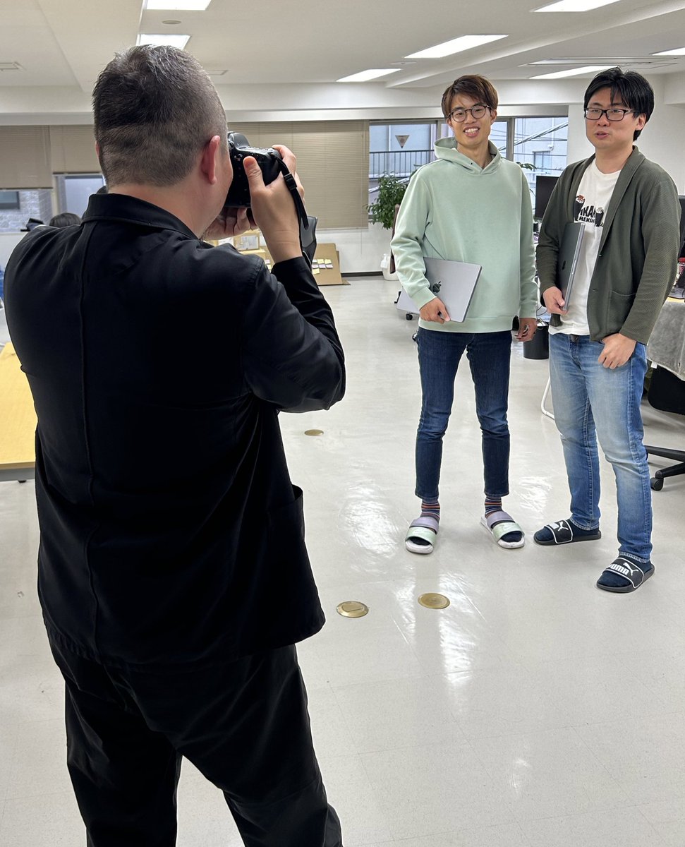 noschool_pr's tweet photo. 我らが名人さん（@Meijin_garden)と、4月に一緒に入社をした近藤さん（@kondo_script )の取材の様子です！📷
まだまだ知らないことが沢山あるなぁ〜と。
記事完成が楽しみですっ☺️ https://t.co/bNz8sidSTY