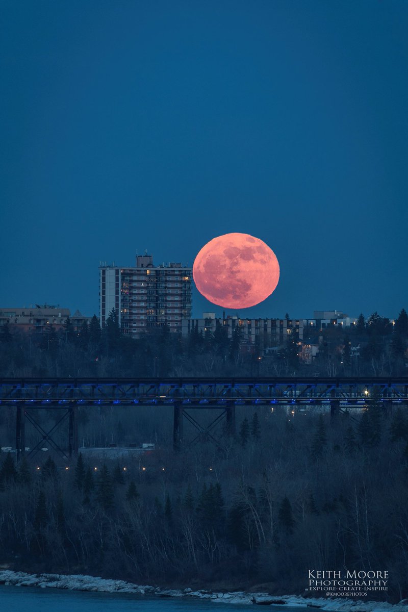 Full Moon rising behind the Fort Garry House Apartments tonight in Edmonton. A couple of pictures a few minutes apart. #fullmoon #yeg #photography