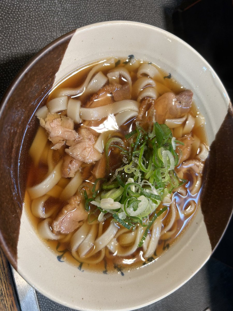 今日は福岡へ
名古屋駅のうどん屋
いつもおばちゃんだけど

今日は態度のよろしくないおじさんでした