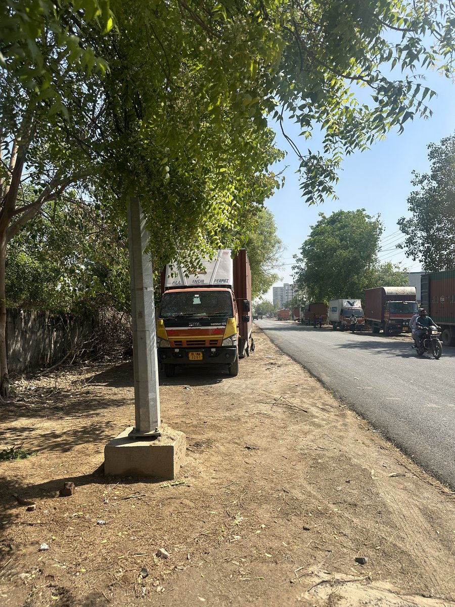 RohitKu4500's tweet photo. श्रीमान @dcptrafficnoida नॉलेजपार्क 5 में ग्राम खेड़ा चौगानपुर,बीएसएफ़ रोड पर ट्रकों का काफिला खड़ा रहता है जिससे सभी ग्रामीण और स्कूल के बच्चों को परेशानी का सामना करना पड़ता है एक्सीडेंट का ख़तरा बना रहता है कृपया कार्यवाही की जाये @DCPCentralNoida @noidapolice https://t.co/2hZyBi7hoK