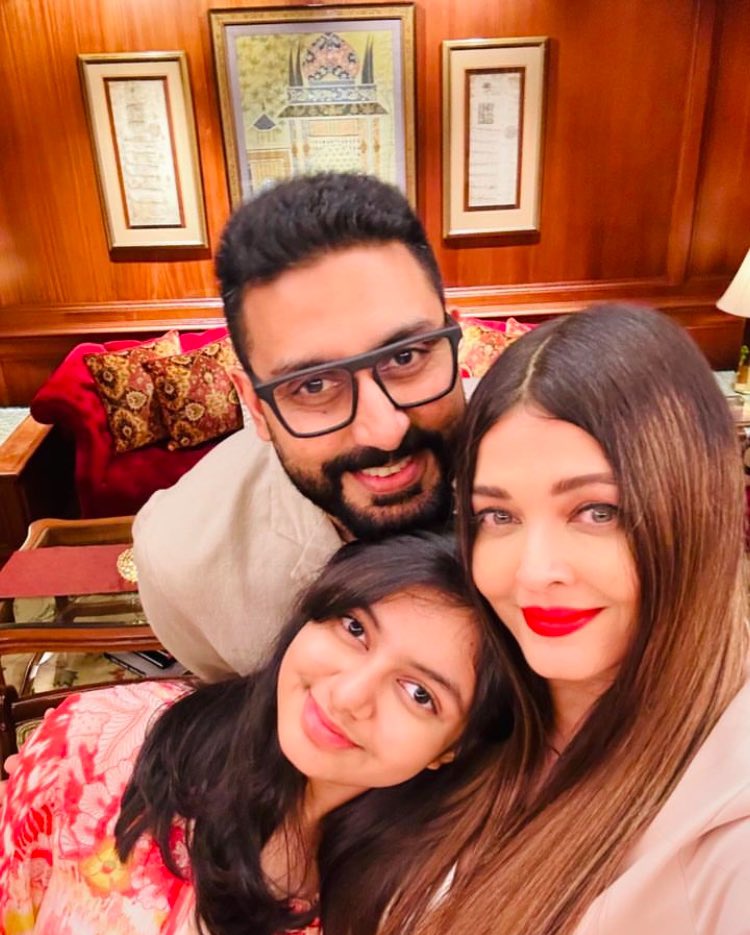 Lovely family. #AishwaryaRaiBachchan #AishwaryaBachchan #AbhishekBachchan #AradhyaBachchan #bollywoodcelebrity #bollywoodqueen #bollywoodfamily #entertainment