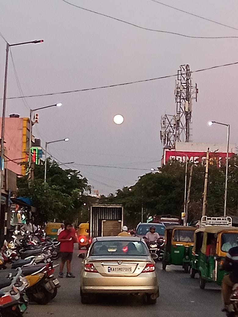 Did anyone see the moon last evening in #Bengaluru? Between the trees at Rachenahalli lake & from #Kodigehalli ⭕ #MOONLIGHT #BengaluruNorth