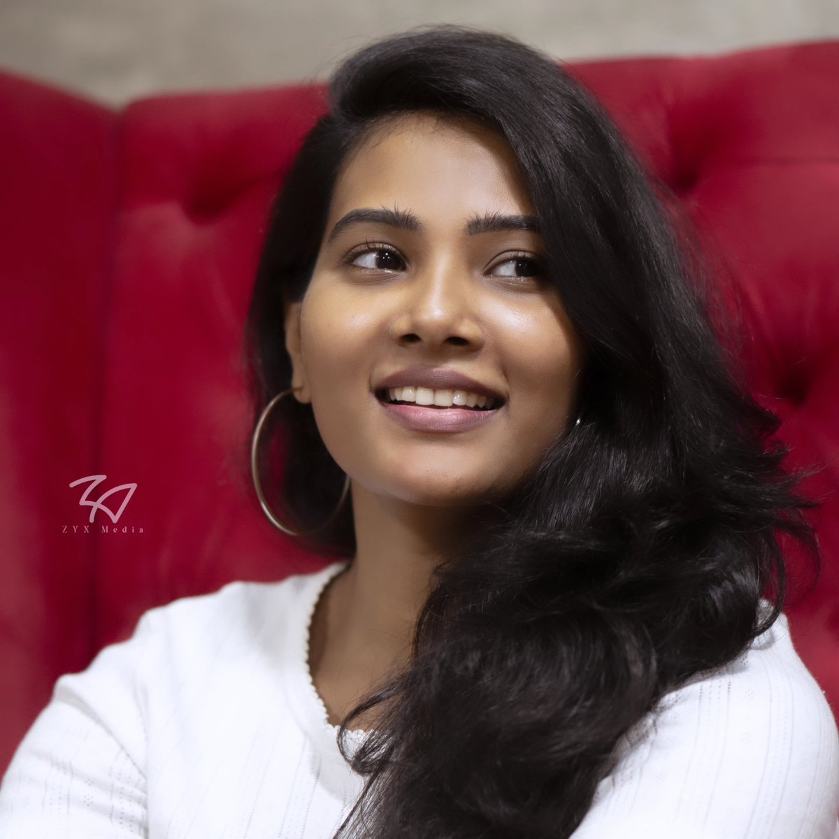 DarlingDhivya's tweet photo. Hi everyone 🤗 
Today I am very happy because Our queen  @dhivya_dhurai is in Cook with Comali season 5. I just saw the promo video in @vijaytelevision . Congratulations for ur new journey @dhivya_dhurai mam 💛. Love u always #dhivyaduraisamyfan 
#dhivyaduraisamy 
#cookwithcomali https://t.co/dKPFxI81ny