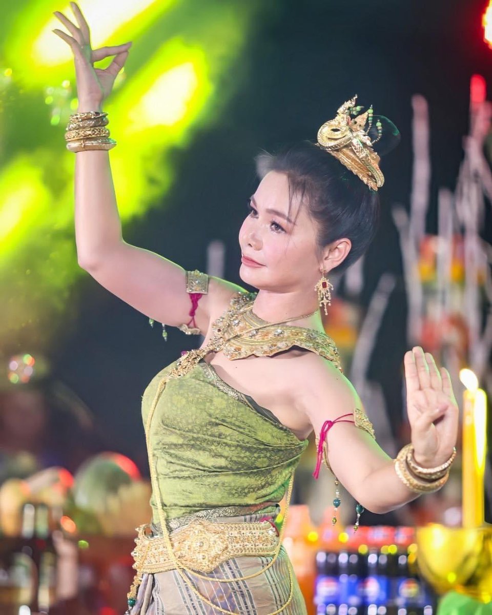 tai_ora_thai's tweet photo. ภาพสวยๆพิธีรำบวงสรวง..บ้านโสกขาแก้ว ต.ห้วยเตย อ.ซำสูง จ.ขอนแก่น เมื่อวานนี้ค่ะ
#รำบวงสรวง
#ต่ายอรทัย
#taiorathai
#GMMMusic
#grammygold https://t.co/iONYMDPg1R