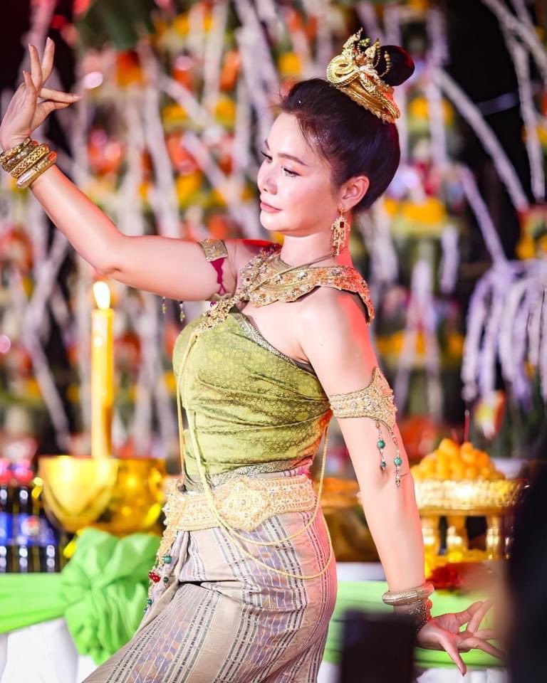 tai_ora_thai's tweet photo. ภาพสวยๆพิธีรำบวงสรวง..บ้านโสกขาแก้ว ต.ห้วยเตย อ.ซำสูง จ.ขอนแก่น เมื่อวานนี้ค่ะ
#รำบวงสรวง
#ต่ายอรทัย
#taiorathai
#GMMMusic
#grammygold https://t.co/qwWAxpbRmm