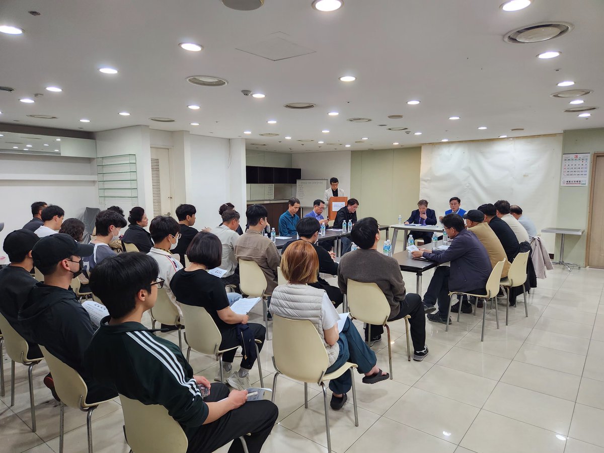 andogeol12937's tweet photo. 충장로 갤러리존 대강당에서 충장로1·2·3가 상인회 분들을 만나 감사인사를 전하고 간담회 자리를 가졌습니다.

https://t.co/1i1MfmEbsZ https://t.co/TnR1qSHOjo