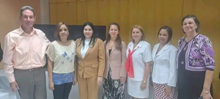 ¡Un tribunal del lujo,unos tutores de alto quilates y una doctorante brillante! Nuestra Decana de la Facultad del Partido Tania María Almarales Jacas ya es Doctora en Ciencias. ¡Felicidades! #GenteQueInspira #ProvinciaGranma @DiazCanelB @DrRobertoMOjeda @PartidoPCC