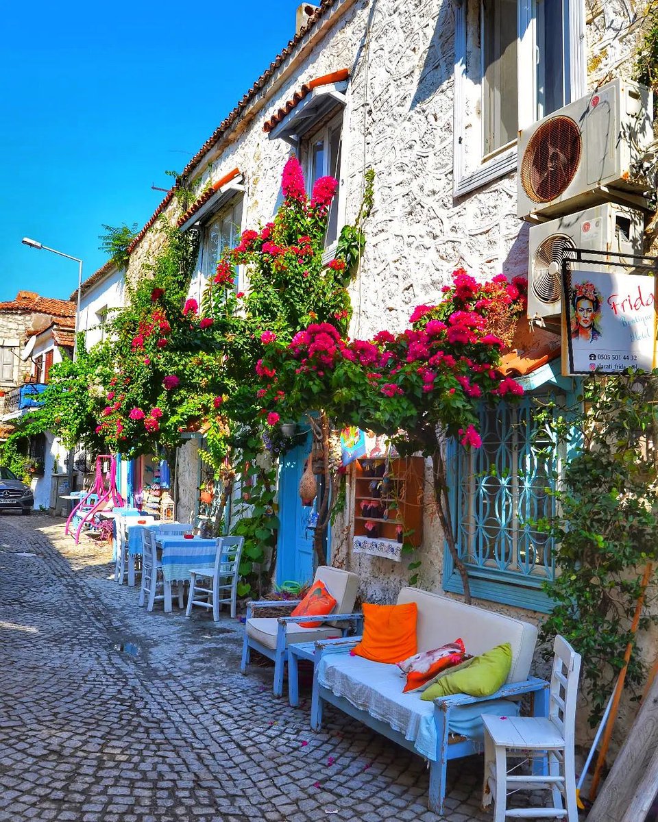 Keyifli bir gün geçirmek dileğiyle 😊 Havalar biraz garip davranıyor🤔🌺Alaçatı ♥️
📸 <a href="/_ilker/">ilker altuncu</a>.dogan_ 👏🏻#alaçatı #izmir #türkiye #turkey #gezgörbence #keşfet #keşfetteyiz #gezilecekyerler