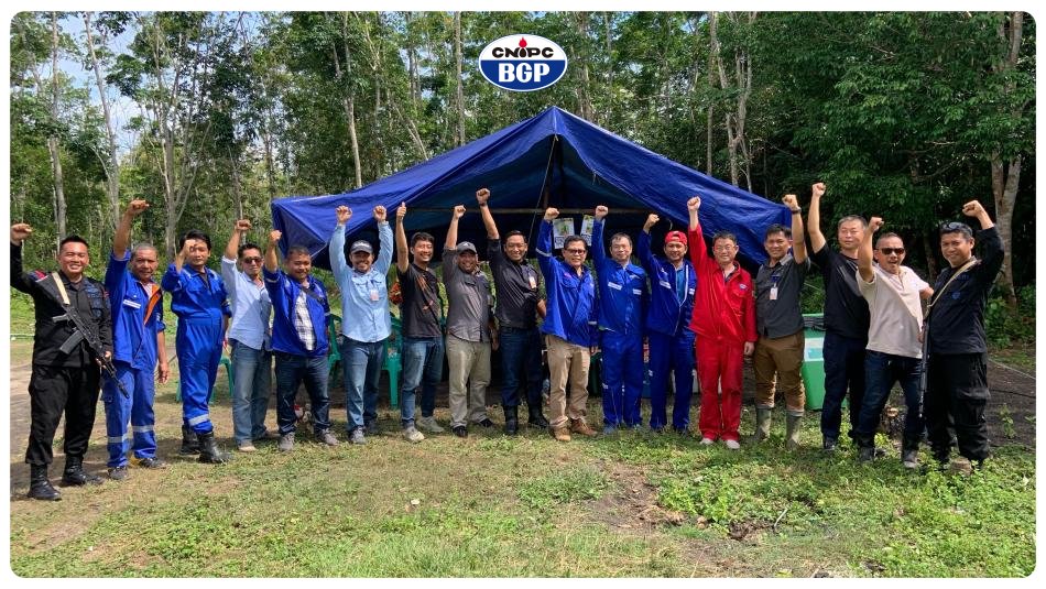 BGP_worldwide's tweet photo. #BGP_news
At 13:58 pm local time in Indonesia🇮🇩 on January 26, with the return of the last blaster excitation information, Indonesia’s first node 3D jungle project-SRB #Belida project executed by the crew 8631A of the #BGP in #Indonesia was successfully completed. #CNPC https://t.co/mBPz9pVpvi