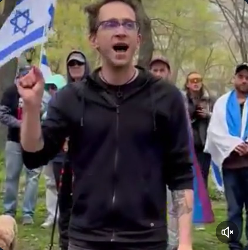 angeloinchina's tweet photo. Zionist professor feeling "unsafe" in Colombia university 

Versus

Palestinian students feeling unsafe in Gaza https://t.co/teXa0ssdyU