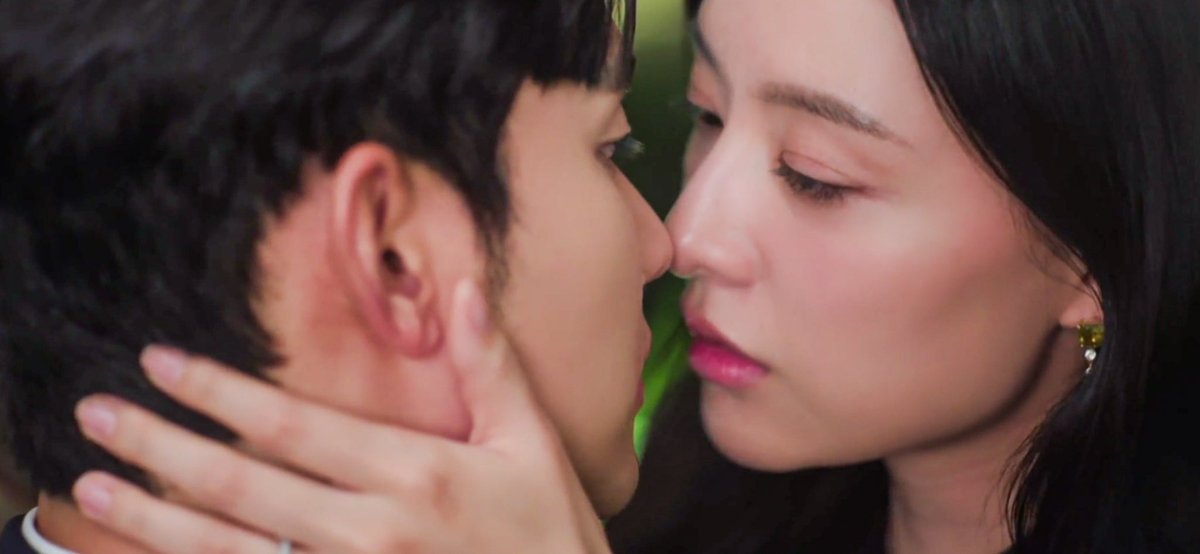 We are now halfway through the week before #QueenOfTears officially ends. 😭 I don’t think I’m ready. I find myself even missing #BaekHong’s passive-aggressive fights and cold stares. But this scene thaw their hearts for a bit. The nose kiss. 😍 #KimJiWon #KimSooHyun