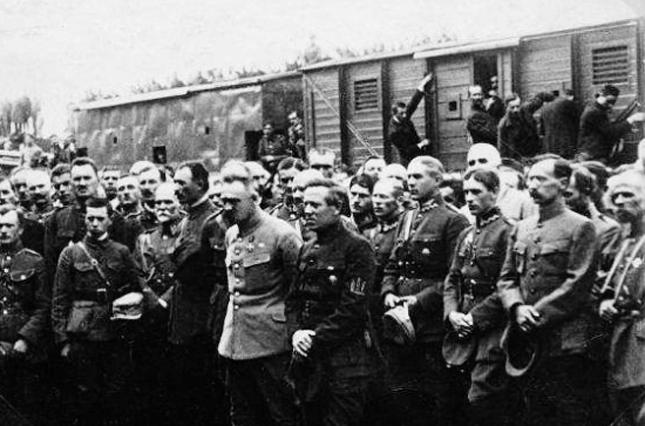 В цей день 1920 року український генерал Володимир Сінклер та представник польського війська Славек підписали військову конвенцію, яка заклала підвалини спільних польсько-українських військових дій проти більшовиків. На фото Пілсудський і Петлюра на вокзалі в Станіславі, 1920 рік
