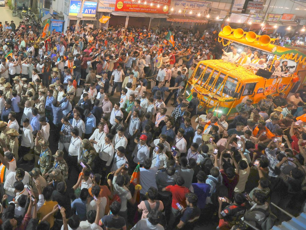 Spectacular visuals from HM Shri @amitshah’s roadshow in Bengaluru last night. Bengaluru is all set to give all its LS seats to BJP and strengthen PM Shri @narendramodi for a third term.
@BSYBJP @Tejasvi_Surya 
#DeshakkeModi #DakshinakkeSurya