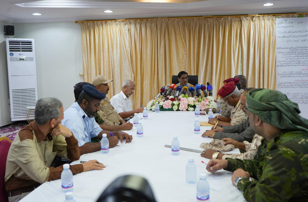 Farag_ALbahsani's tweet photo. اللواء الركن البحسني يوجّه بتحويل وحدات المنطقة العسكرية الثانية وقوات الأمن والشرطة بساحل حضرموت إلى الاستعداد القتالي الكامل

المكلا/24 ابريل 2024/المكتب الإعلامي

وجّه عضو مجلس القيادة الرئاسي اللواء الركن فرج سالمين البحسني، بتحويل وحدات المنطقة العسكرية الثانية وقوات الأمن والشرطة بساحل حضرموت، إلى الاستعداد القتالي الكامل، للدفاع عن المنشئات الحيوية والاقتصادية بمحاذاة الشاطئ البحري (إعصار 24 ابريل 1).

جاء ذلك، عقب استدعاء قيادة السلطة المحلية بمحافظة حضرموت، فجر اليوم عند الساعة (5:30) أعضاء اللجنة الأمنية بالساحل، بناء على تمرين عسكري لموقف نشأ يستهدف المدن الساحلية بالمحافظة، في إطار الاحتفالات بالذكرى الثامنة لتحرير ساحل حضرموت من عناصر تنظيم القاعدة الإرهابي.

وتستمر التمرينات العسكرية لمدة يومين، ويشرف عليها ويديرها عضو مجلس القيادة الرئاسي اللواء الركن فرج سالمين البحسني، وتهدف إلى اختبار جاهزية الوحدات العسكرية والأمنية في تنفيذ الإجراءات التي تخص الانتقال إلى درجة الاستعداد القتالي، وثم إعداد خطة لتنفيذ المهام العسكرية والأمنية، وتوزيع ضباط محكّمين على الوحدات لتقييم عمل القادة في الوحدات العسكرية والأمنية.