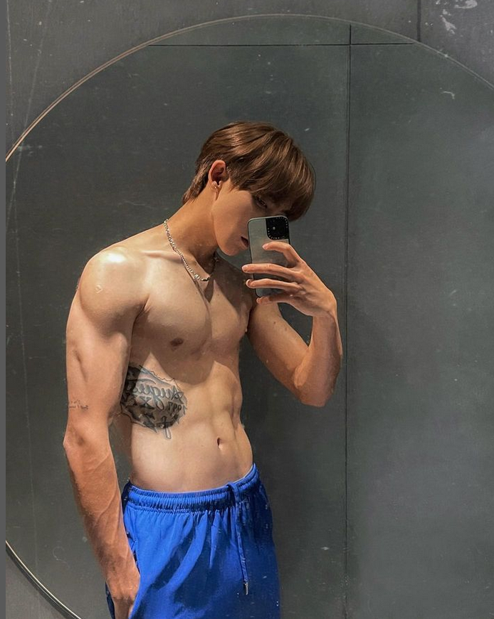 fangirl___feels's tweet photo. Bless you all with this shirtless + tattoo Xuan.

#HuangHongxuan #Xuan #UnknownTheSeries https://t.co/vEU4BH3hwj