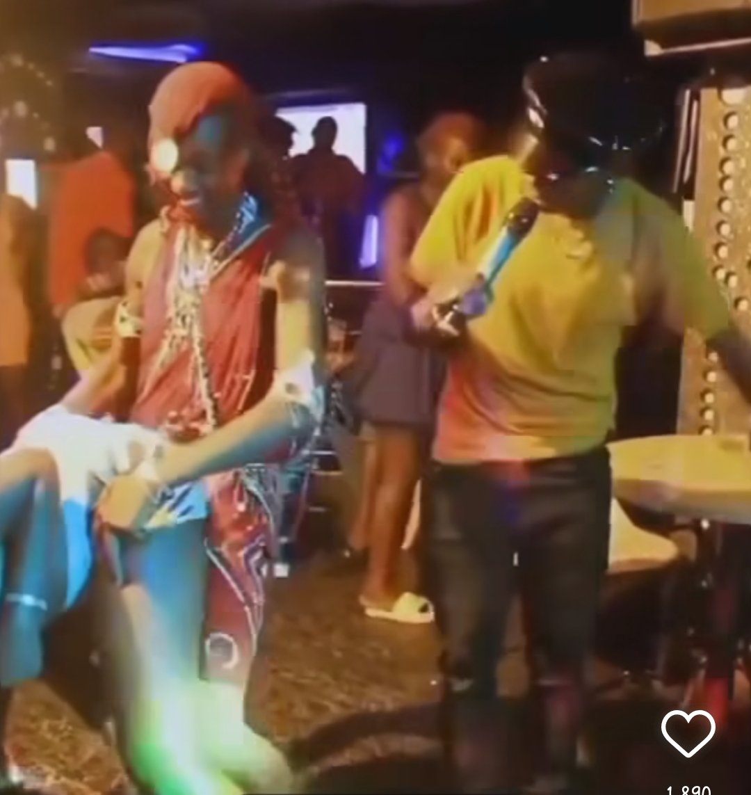 This maasai man been taught how to be twerked by a girl😂😂. Watch ♣👇🏿